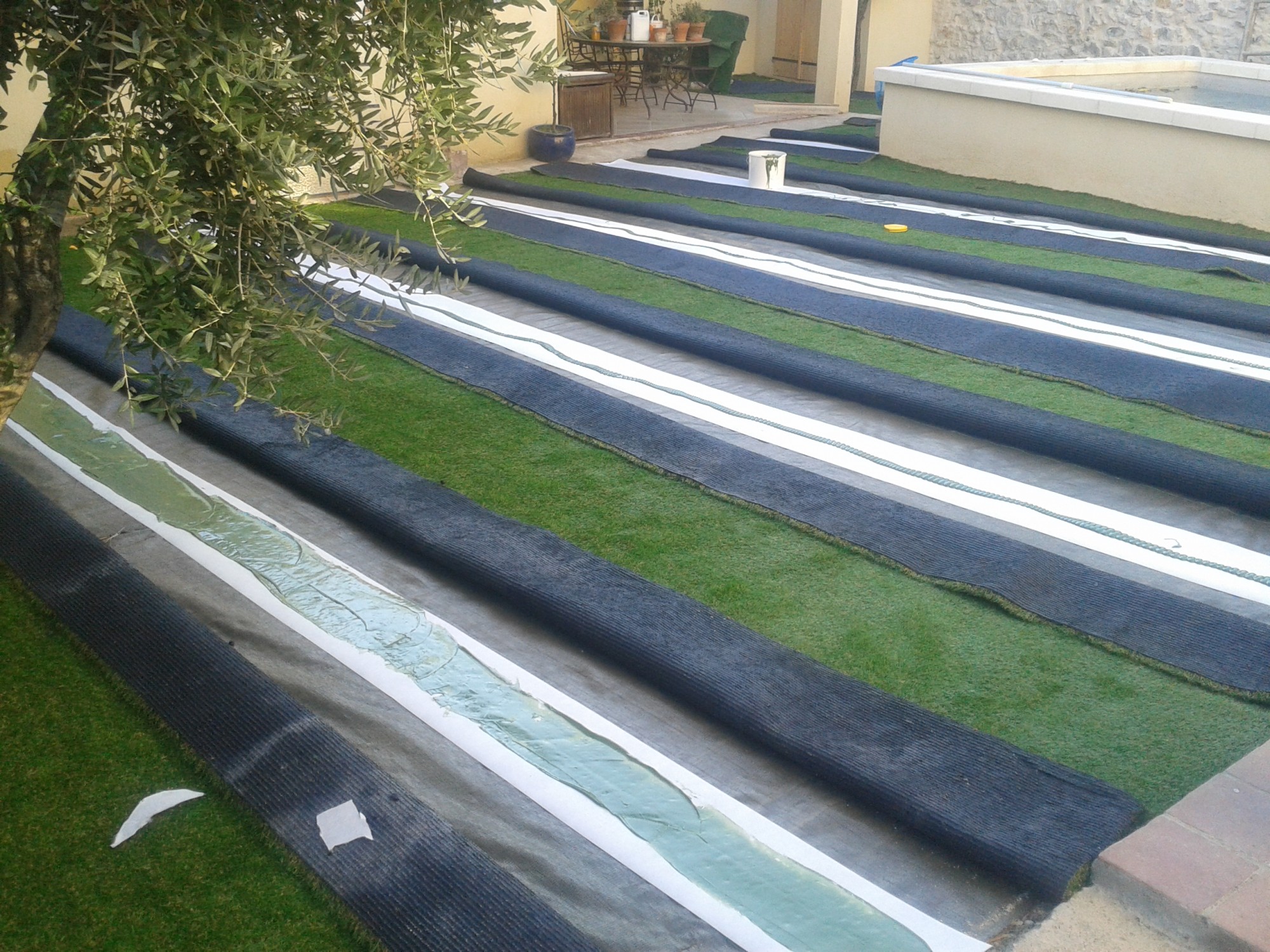 Collage d'un gazon synthétique à Vitrolles